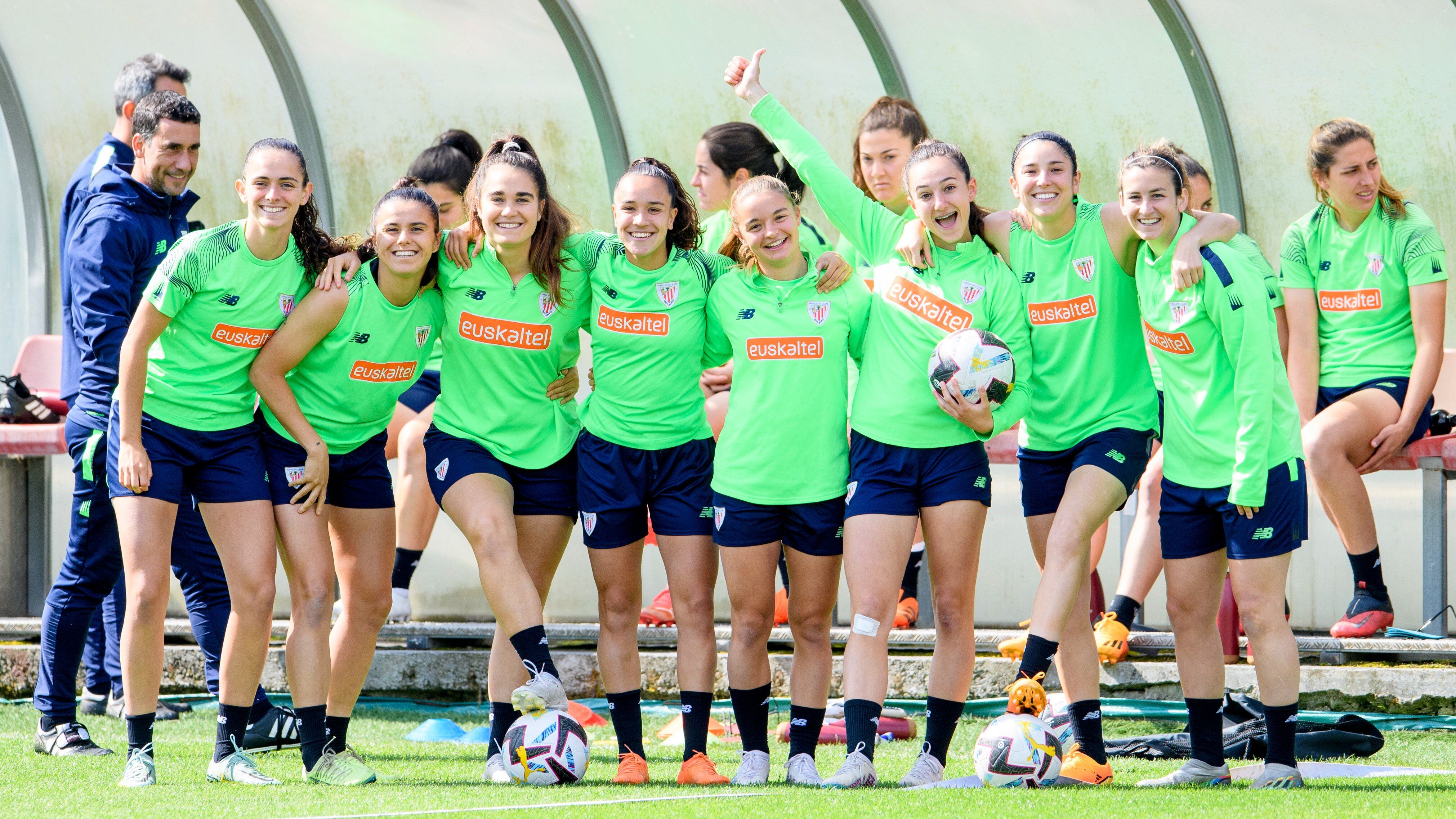 Jugadoras del Athletic posan en Lezama antes de partir hacia Madrid