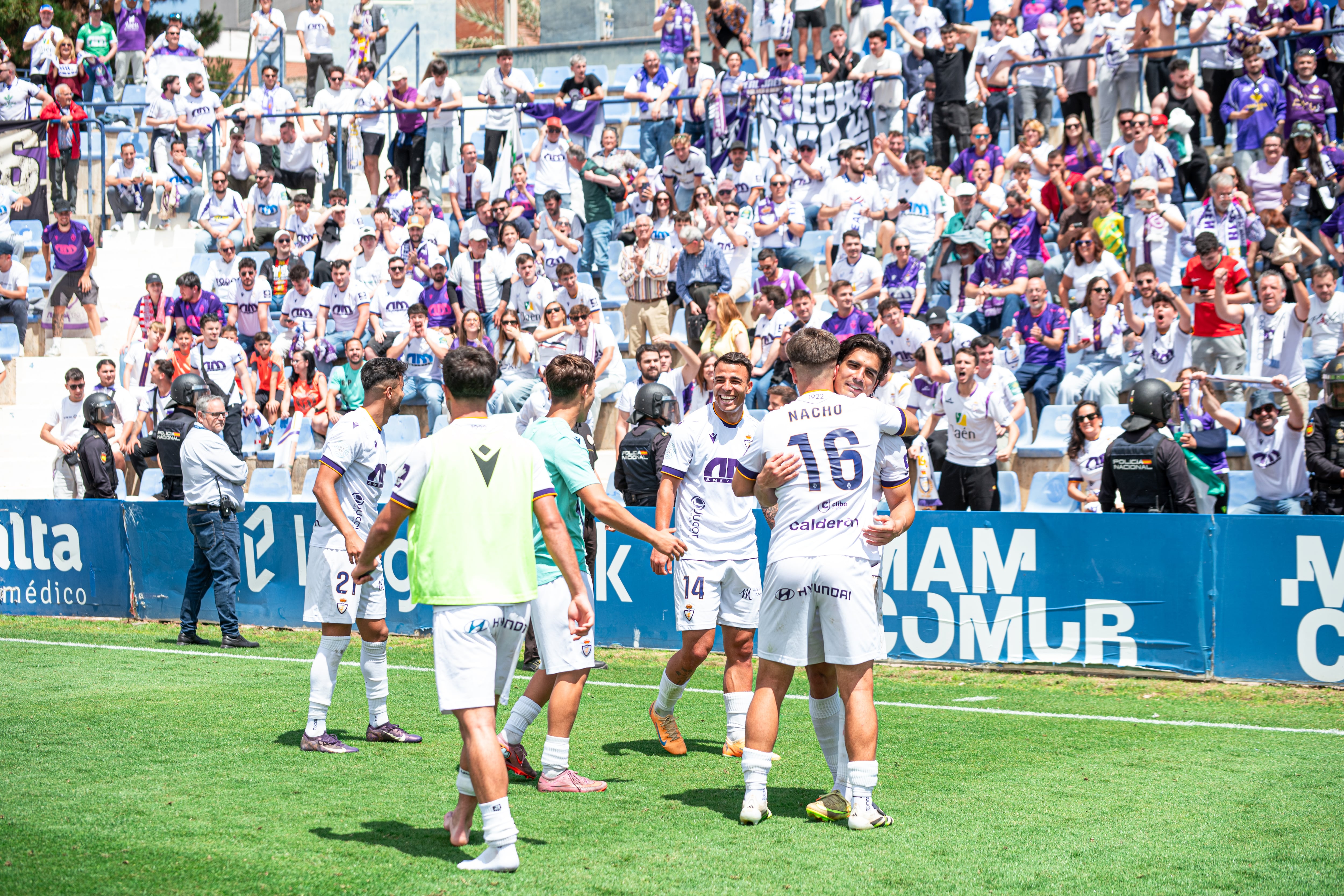Los jugadores del Real Jaén celebran el triunfo ante el UCAM Murcia.