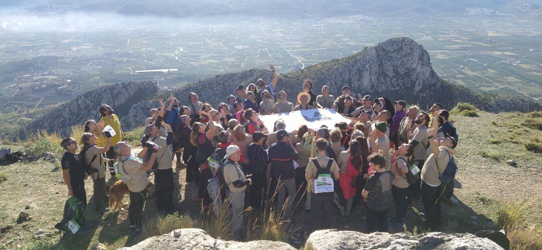 Foto de familia de los participantes en la ruta a Segària, por el DIM 2019.