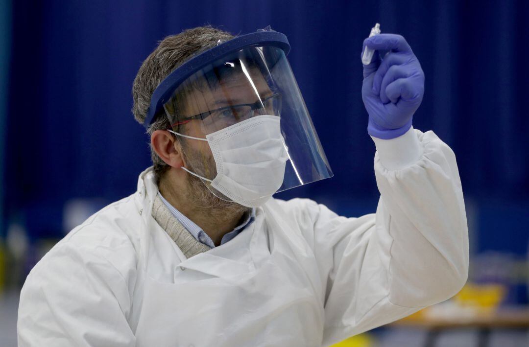 Sanitario con muestra para realización de test Covid