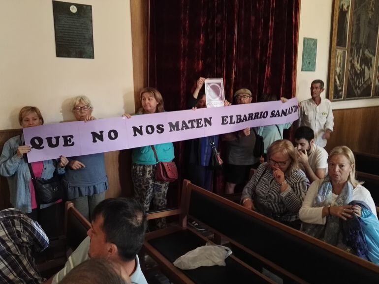 Pancarta que se ha desplegado en el pleno