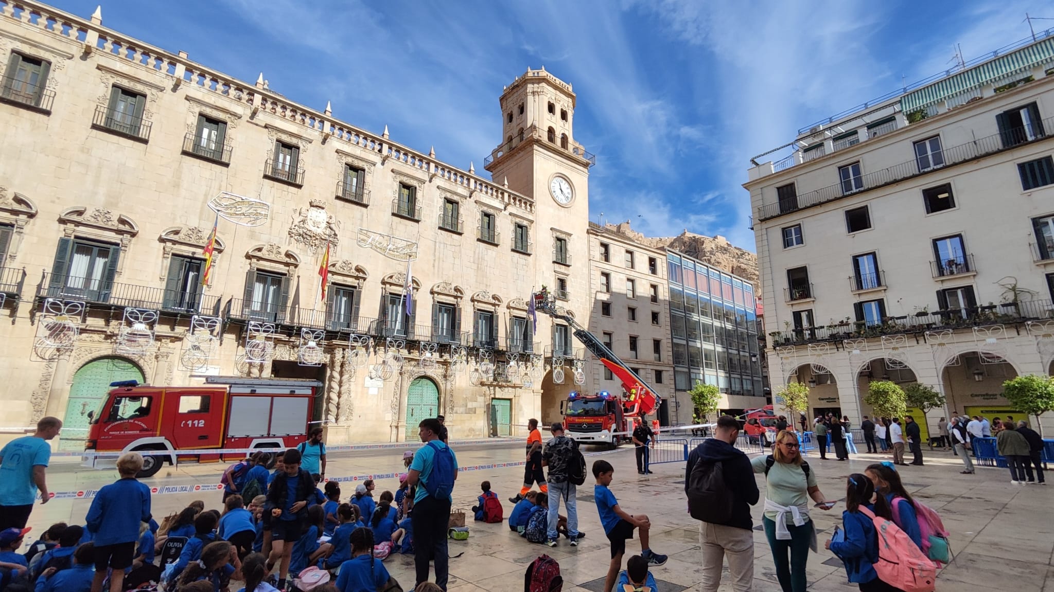 Imagen de la plaza del Ayuntamiento acordonada, con algunos de los escolares que tenían una excursión programada, en primer término