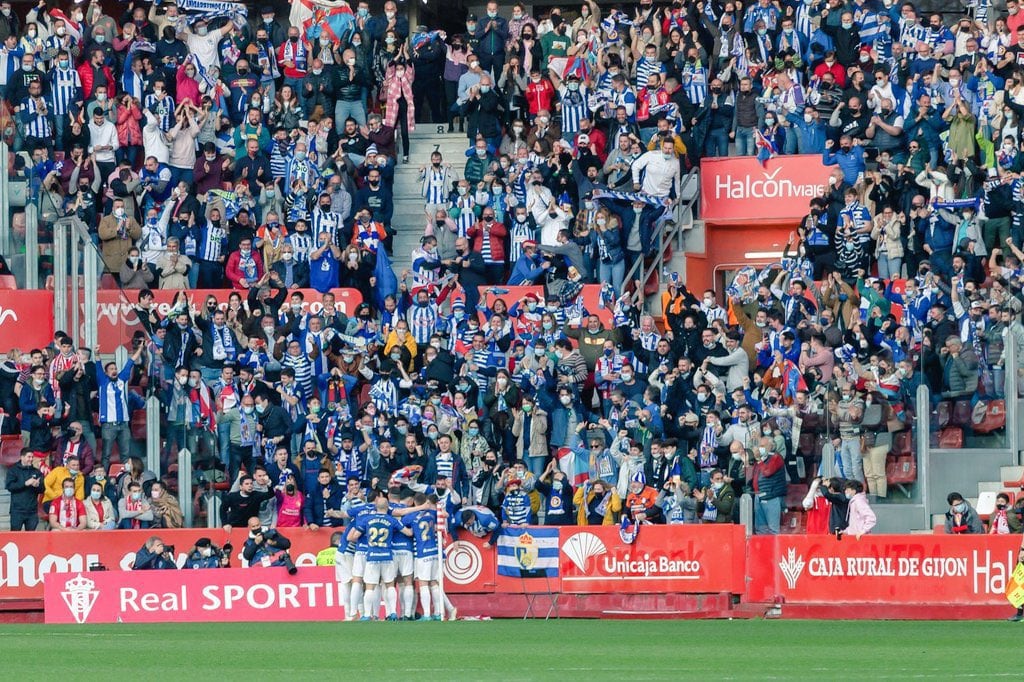 Los aficionados celebrando uno de los goles en el Molinón con el equipo