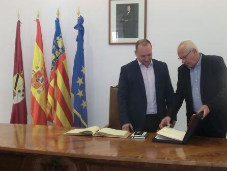 El alcalde Vicent Grimalt entrega un ejemplar del título de Ciudad al conseller Rubén Martínez Dalmau.