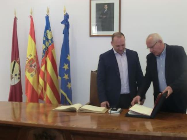 El alcalde Vicent Grimalt entrega un ejemplar del título de Ciudad al conseller Rubén Martínez Dalmau.