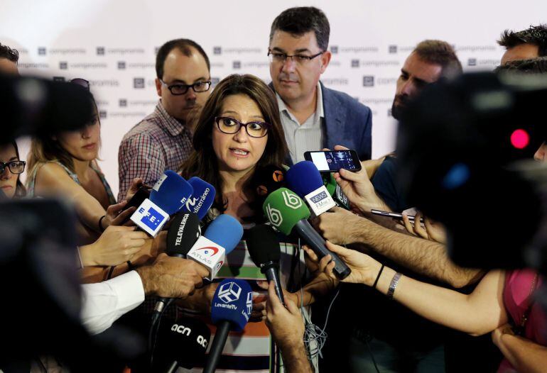 GRA079 VALENCIA, 25/05/2015.- La candidata de Compromís a la Presidencia de la Generalitat, Mònica Oltra, ha asegurado a los periodistas que aspira a presidir la Generalitat pues el resultado electoral &quot;acompaña&quot;, pero cree que más importante que quién liderará el cambio, es &quot;qué políticas&quot; se harán. EFE/Juan Carlos Cárdenas