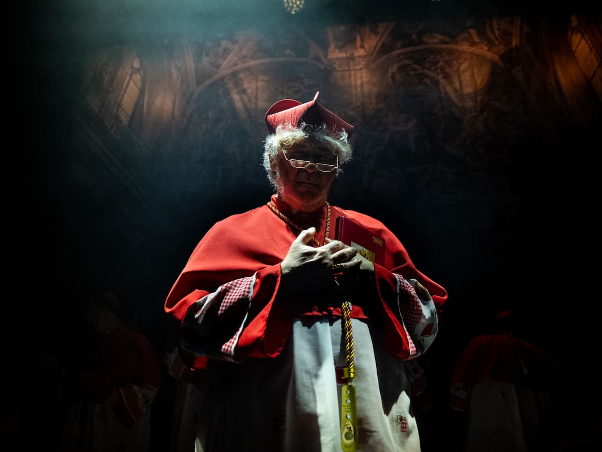 El Yuyu le canta a Donald Trump, jefe de 'Yankeelandia', en el COAC 2026: "Tiene la cara naranja como una zanahoria de granja"