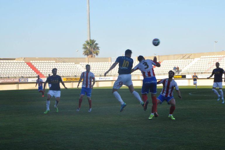 Víctor pugna con Iván Aguilar un balón.