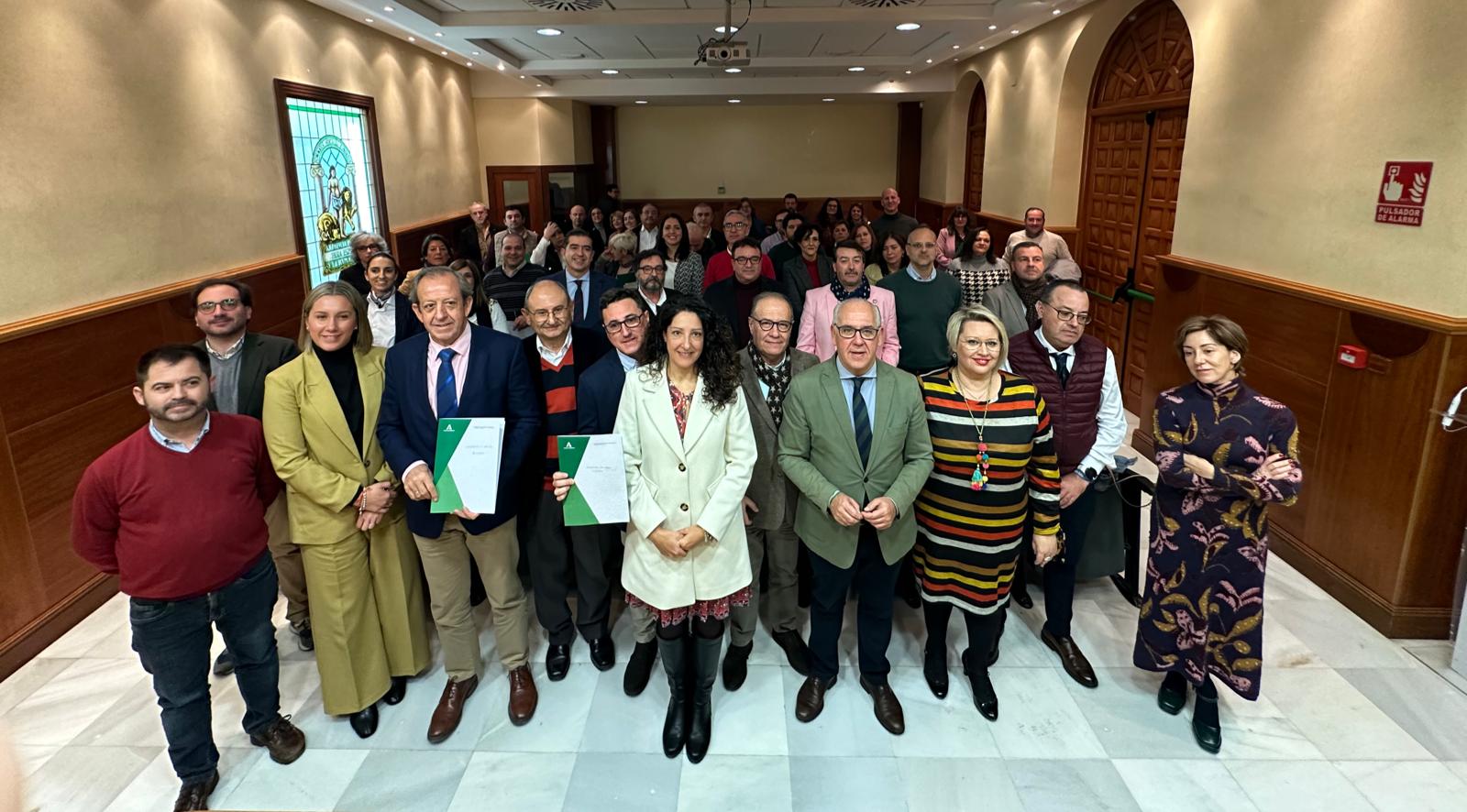 Foto de familia con representantes de la junta y ayuntamientos, la alcaldesa de Jódar, Juana Cazorla y el primer teniente de alcalde, Juan Ruiz, al fondo a la derecha