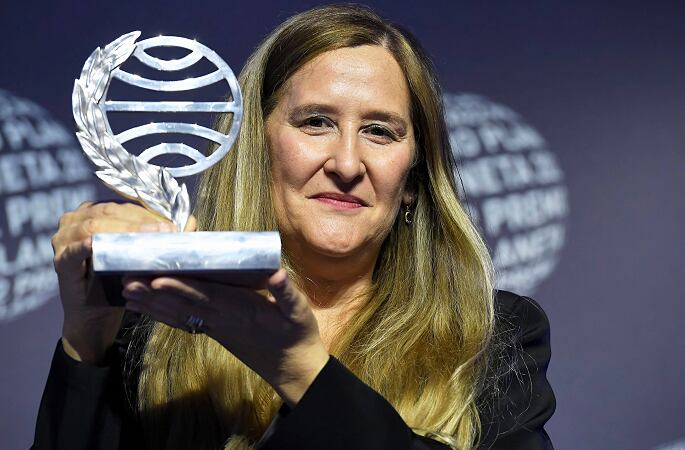 Luz Gabás con el Premio Planeta