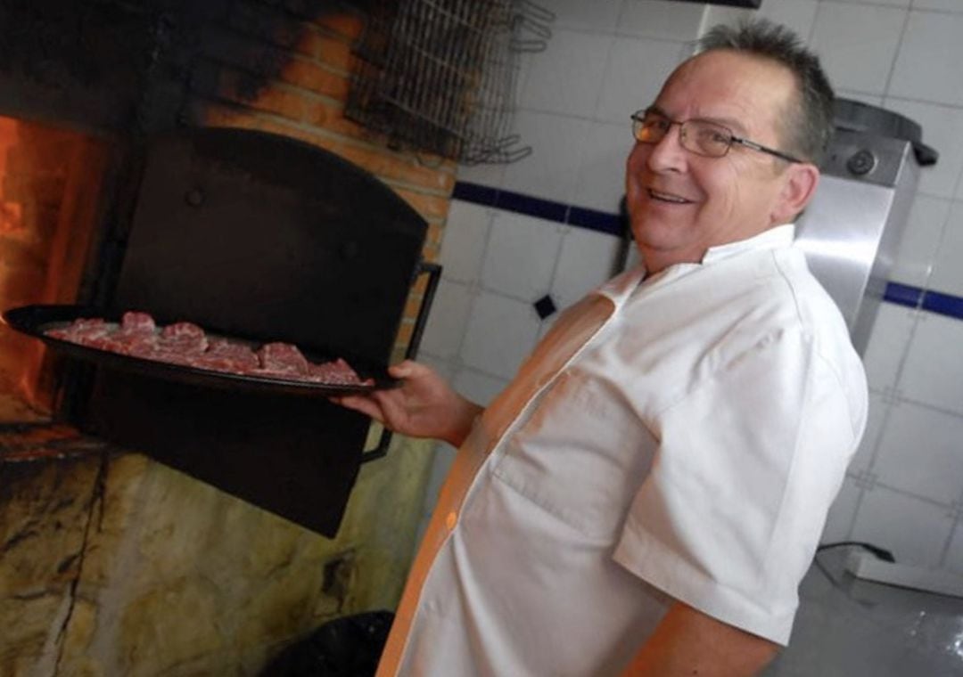 Ángel Espejo en su restaurante La Orza de Ángel en Chiva (Valencia).