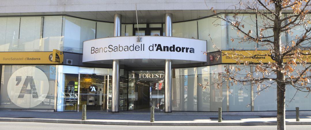 Façana de la seu central de BancSabadell d'Andorra