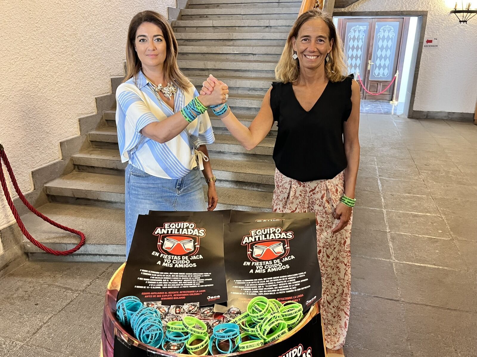 La concejal de Juventud y la técnico responsable presentan la campaña antes de las Fiestas de Jaca