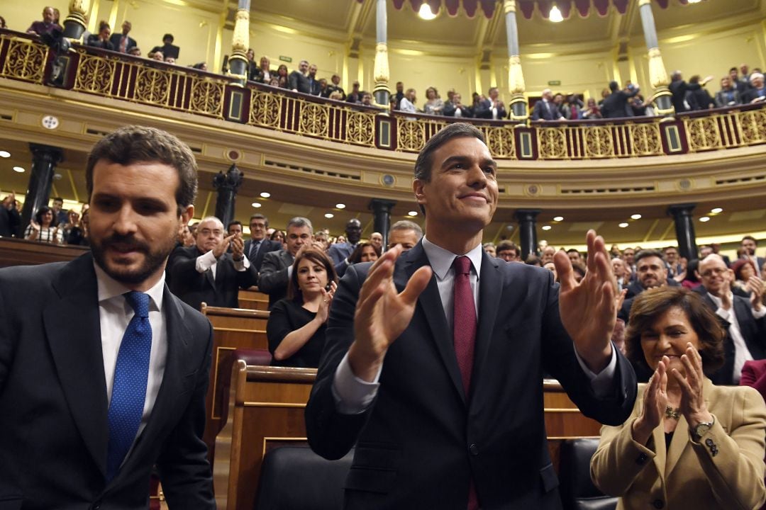 Pablo Casado felicita a Pedro Sánchez tras ser investido como presidente del Gobierno