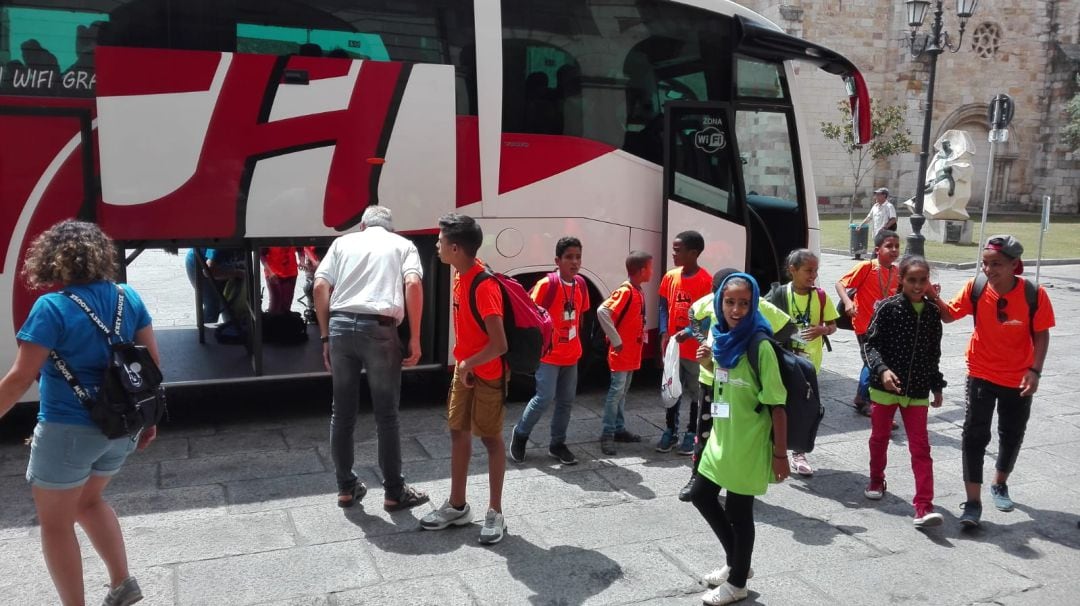 Los niños llegando a la recepción en el Ayuntamiento de Zamora