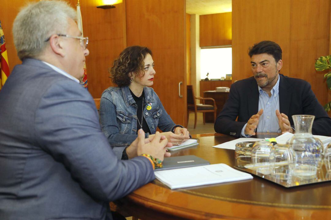 Momento de la reunión del alcalde, Luis Barcala, y el edil de Fiestas, Antonio Manresa, con la presidenta de la Federació de Fogueres, Toñi Martín-Zarco