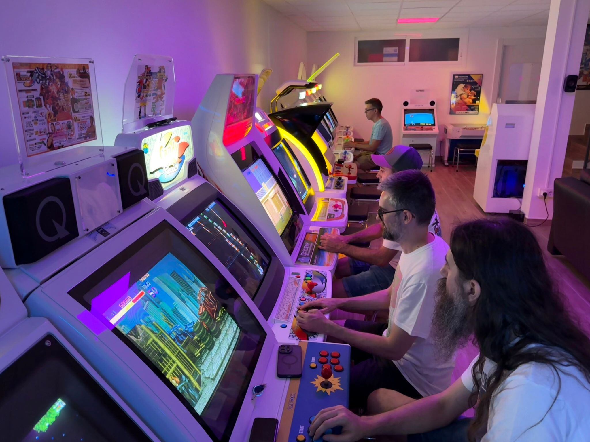 Imagen de archivo de varias personas jugando a videojuegos