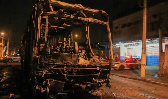 Un autobús quemado en Sao Paulo por hinchas inconformes por el resultado del partido entre Brasil y Alemania