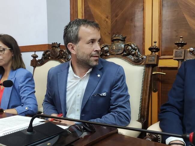 Julio Millán, el portavoz del PSOE en el Ayuntamiento de Jaén, durante un pleno municipal