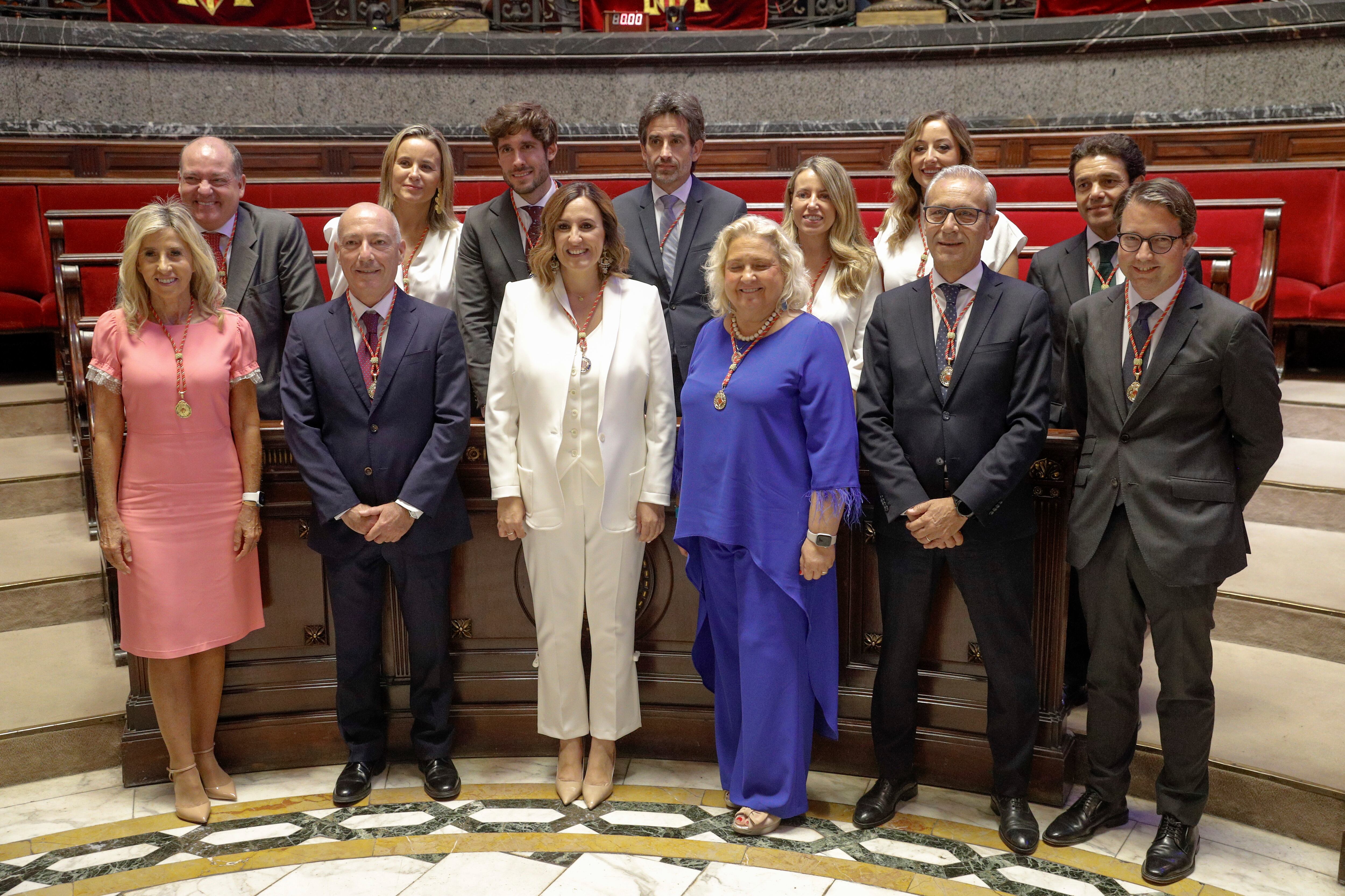 Foto de familia del grupo municipal del PP, con la nueva alcaldesa, Maria José Catalá