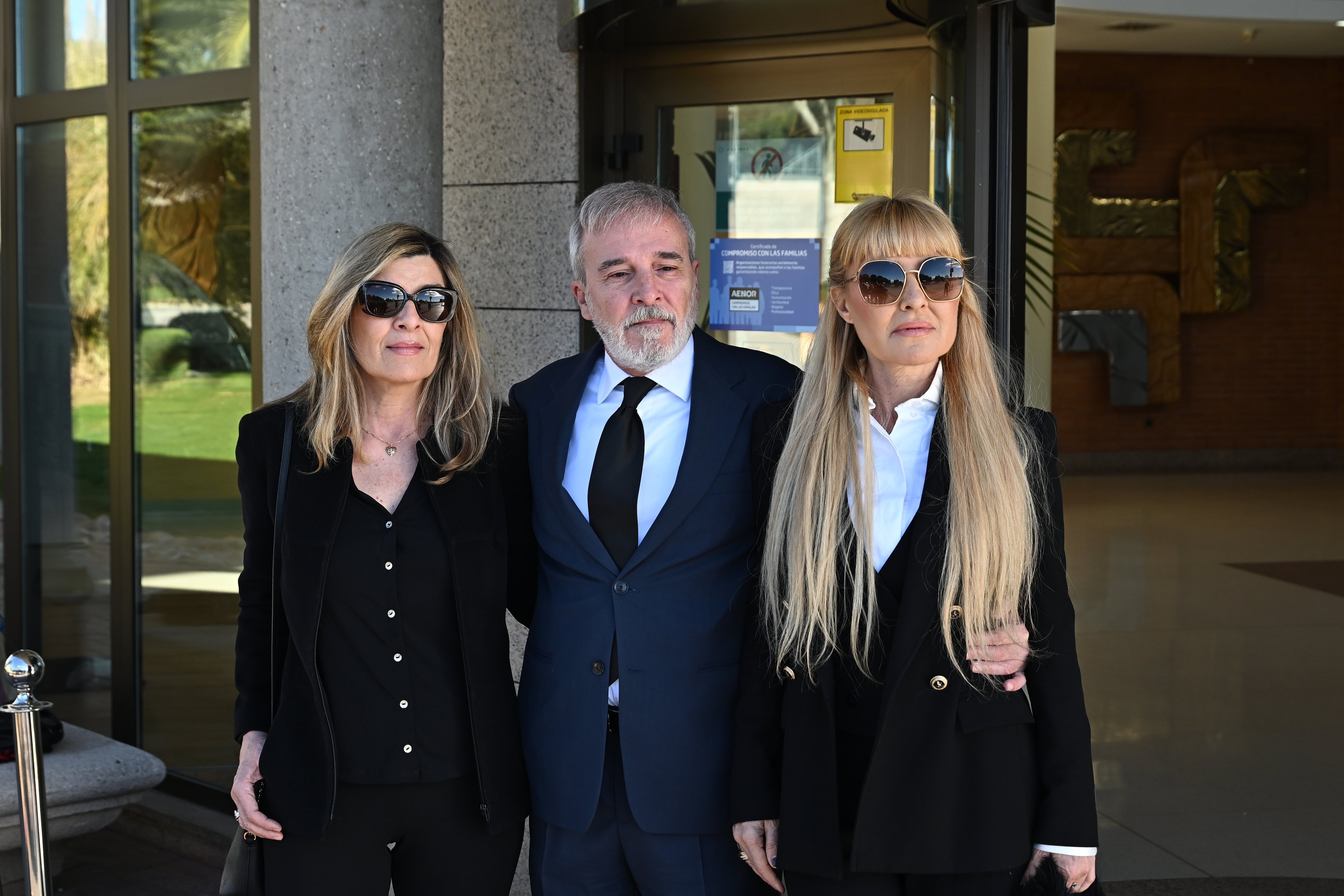 Los hermanos (de d a i) Cayetana, Fernando y Natalia Guillén Cuervo se dirigen a medios de comunicación a su llegada al tanatorio de La Paz en Tres Cantos, Madrid, donde se celebra la capilla ardiente de su madre, la actriz Gemma Cuervo, que ha fallecido a los 91 años.