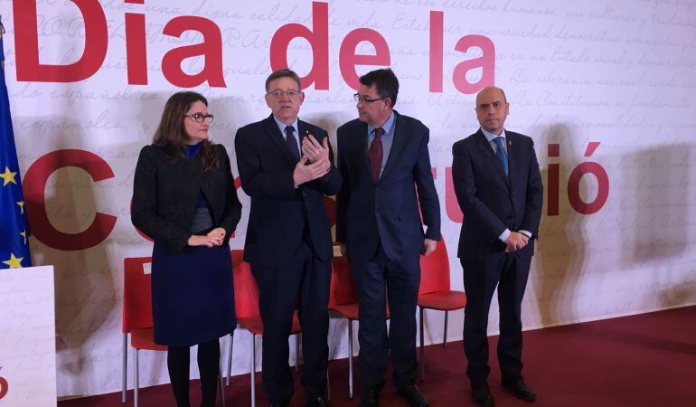 El president de la Generalitat, Ximo Puig, (segundo por la izquierda) preside los actos de la Constitución Española en Ciudad de la Luz, acompañado por Mónica Oltra, Enric Morera y el alcalde de Alicante, Gabriel Echávarri.