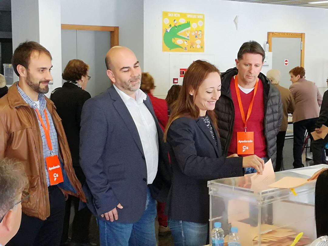 Sandra Julià de Ciudadanos votando