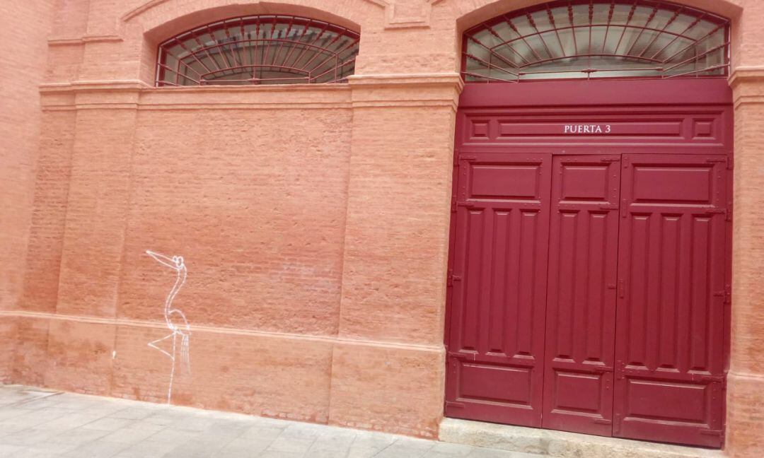 El graffiti del flamenco en la fachada del edificio catalogado como BIC