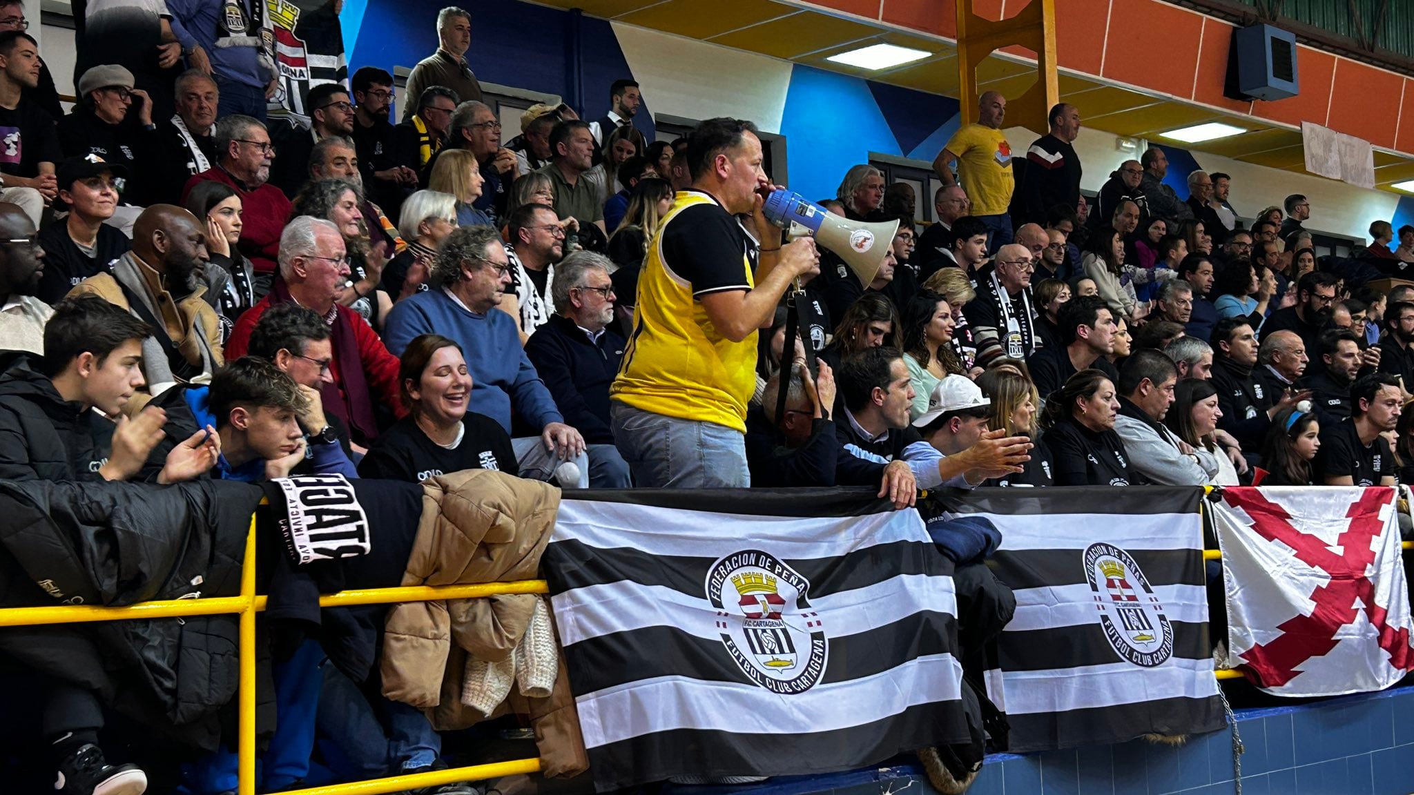 Público cartagenero en Zamora durante la final de la Copa de LEB Plata