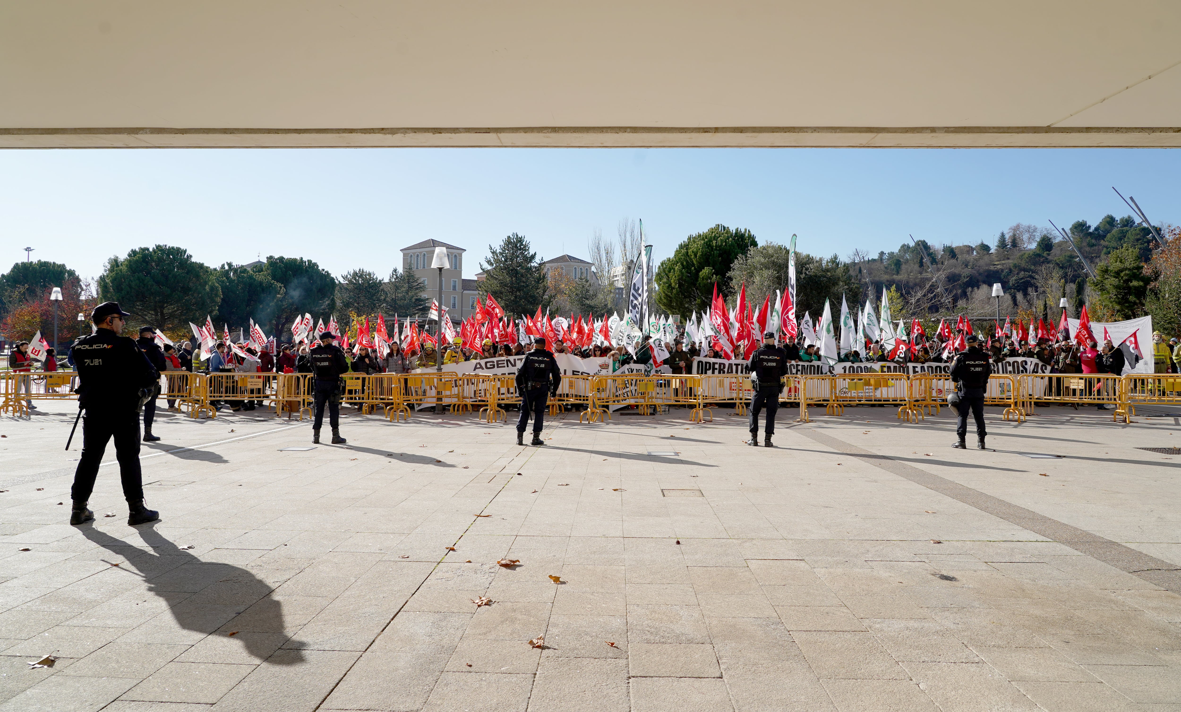 UGT, CCOO, CSIF, USCAL y CGT convocan una concentración frente a Las Cortes de Castilla y León con motivo de la votación de los dos decreto-ley que articulan el dispositivo antiincendios. Los portavoces designados por cada sindicato atienden a los medios antes de dar comienzo a la concentración