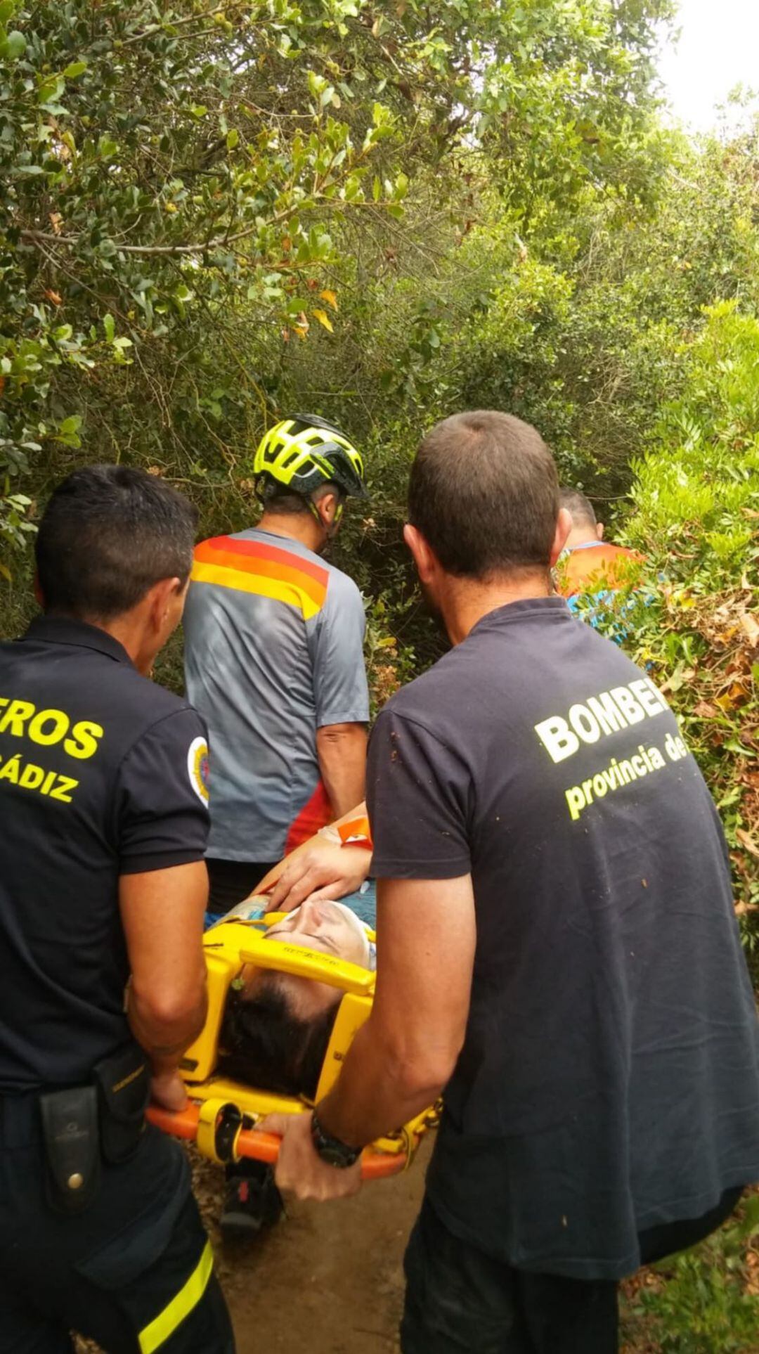 Rescate del ciclista este domingo por bomberos de Arcos