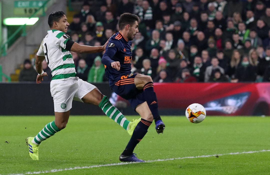 GLASGOW, SCOTLAND - FEBRUARY 14:  Ruben Sobrino of Valencia scores his sides second goal during the UEFA Europa League Round of 32 First Leg match between Celtic and Valencia at Celtic Park on February 14, 2019 in Glasgow, Scotland, United Kingdom.  (Photo by Ian MacNicol, Getty Images)