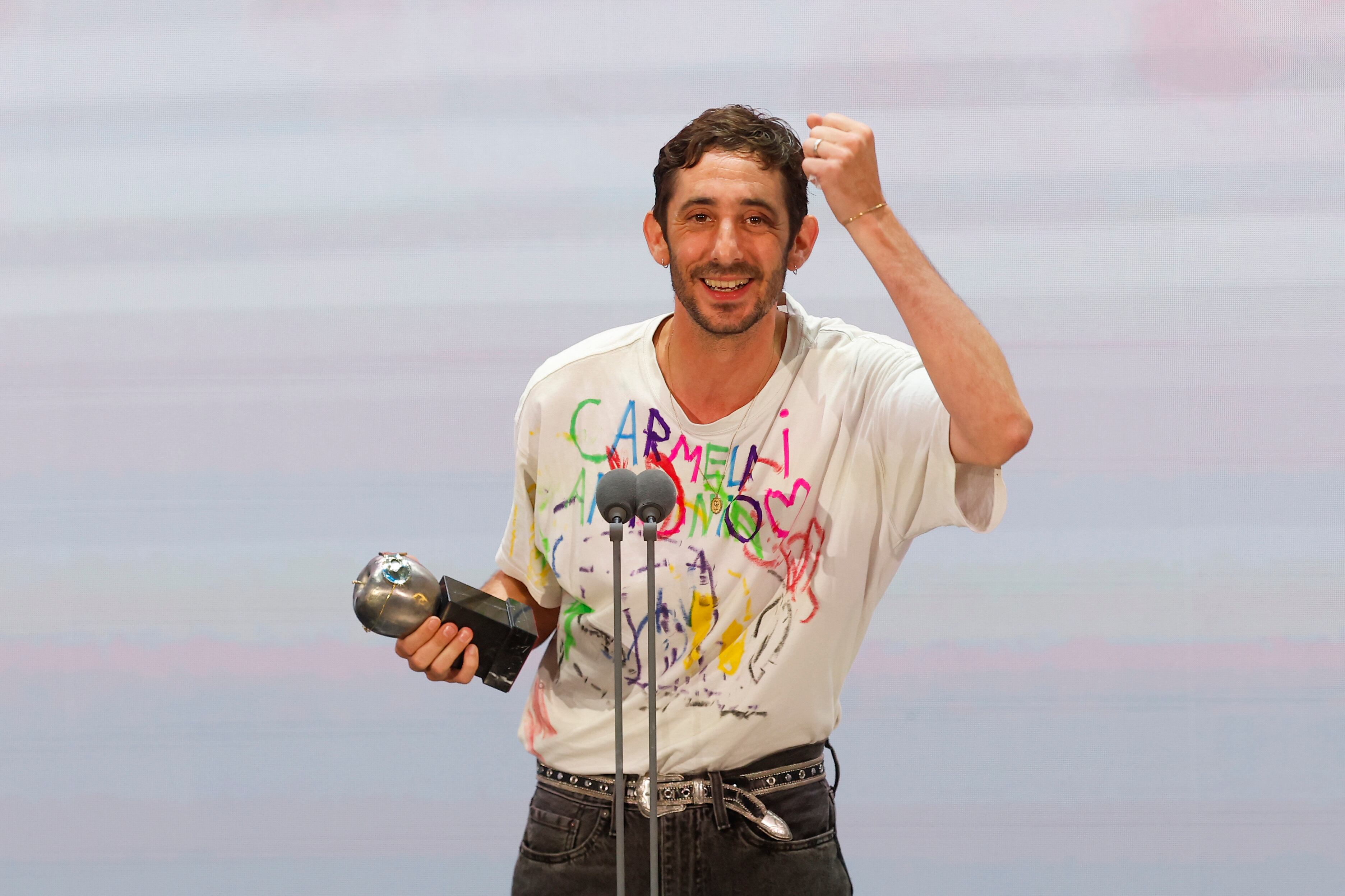 PAMPLONA, 16/06/2025.- El actor Enric Auquer tras recibir el premio a ´Mejor Actor´ durante la 28ª edición de los Premios Max de las Artes Escénicas, el reconocimiento más prestigioso dedicado a los profesionales del teatro y la danza en España, este lunes en el teatro Gayarre de Pamplona. EFE/Villar López.