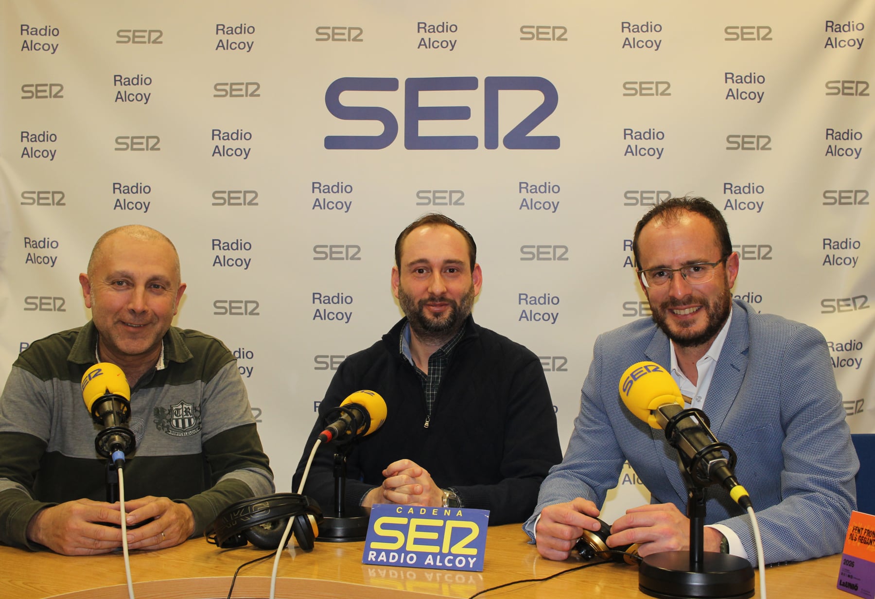 Enrique Moltó, Álvaro Morote i Tono Belda, en l'estudi central de Radio Alcoy