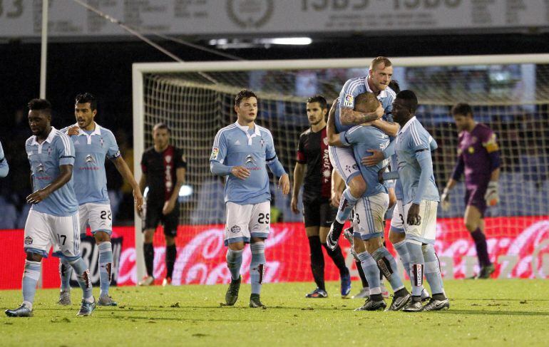 Los jugadores del Celta de Vigo celebran el primer gol de su equipo contra el Almería durante el partido de dieciseisavos de final de la Copa del Rey, celebrado en el estadio de Balaídos.