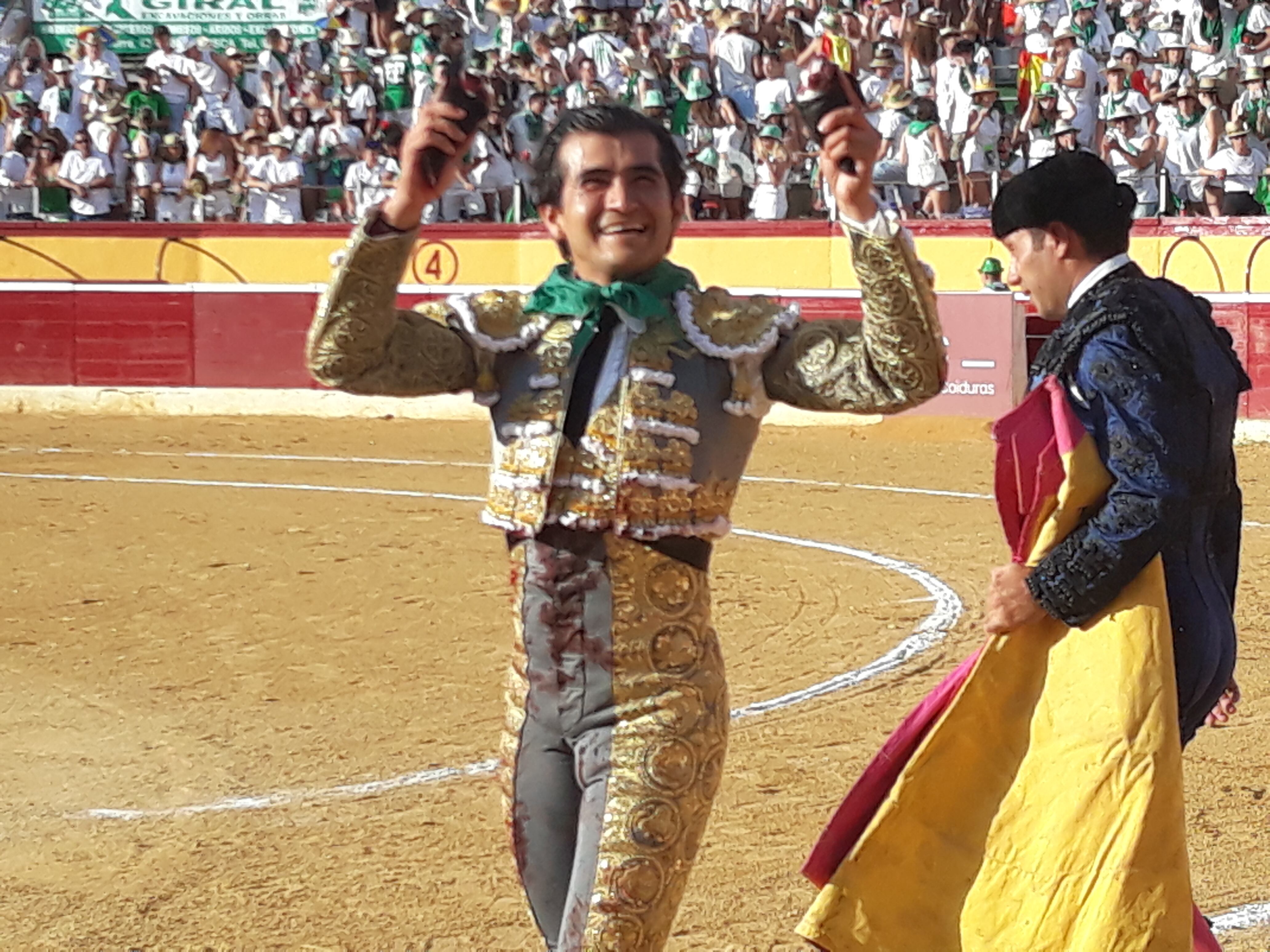 Joselito Adame pasea las dos orejas en una de sus actuaciones en la plaza de toros de Huesca