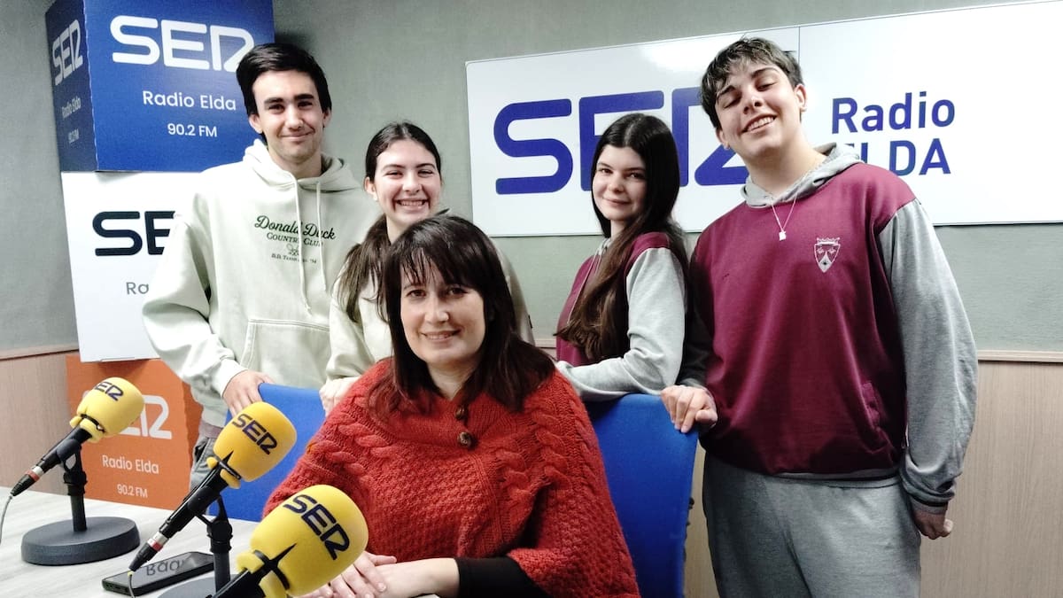 Mª Salud Sánchez, profesora del colegio Carmelitas de Elda, y cuatro de los actores comparten su experiencia sobre el musical.
