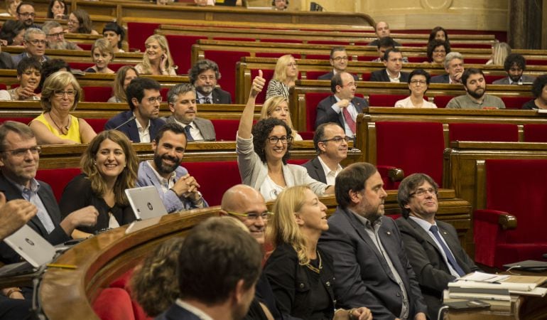 La diputada de Junts pel Sí, Marta Rovira dando indicaciones a su grupo para votar las conclusiones de la comisión del Proceso Constituyente catalán.Ciudadanos y PP se han ausentado del hemiciclo (fondo de la imagen).