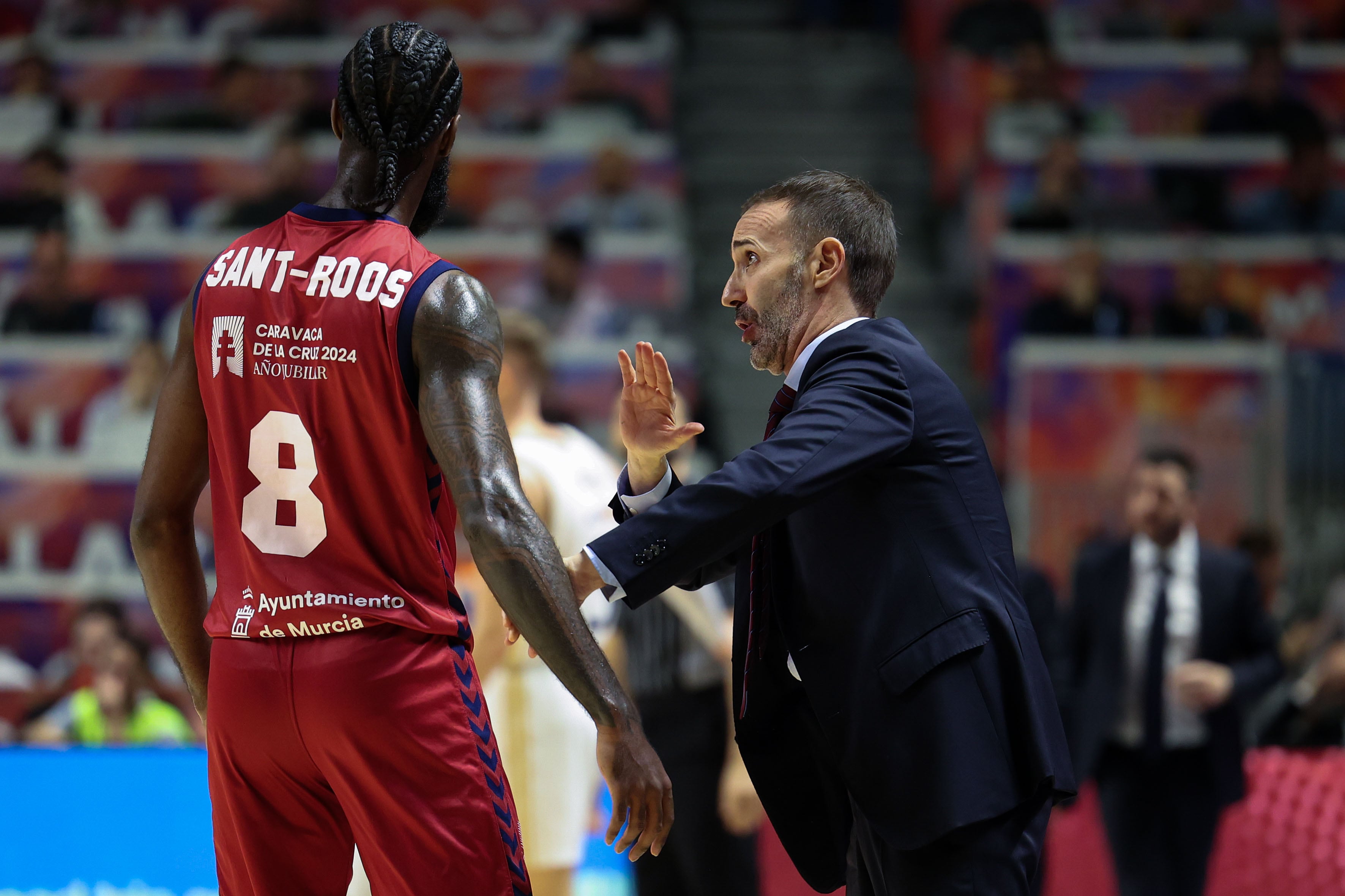 MÁLAGA, 15/02/2024 .- El entrenador del UCAM Murcia Sito Alonso en el partido ante el Real Madrid de cuartos de final de la Copa del Rey de baloncesto que se disputa este jueves en el Palacio de los Deportes José María Martín Carpena de Málaga. EFE/Daniel Pérez
