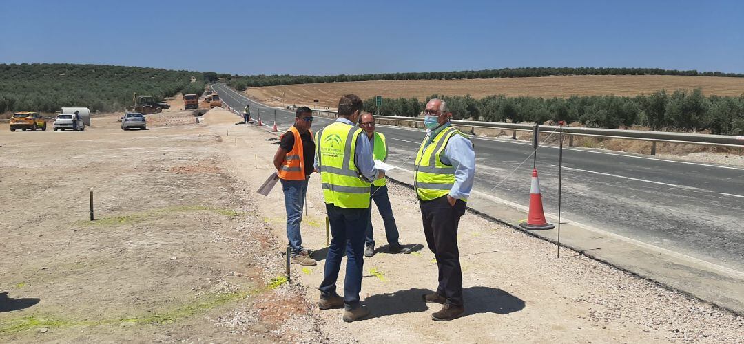 El delegado de Fomento, Jesús Estrella, visita las obras de la A-302.