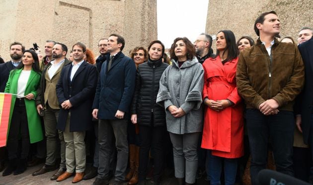 El presidente de VOX, Santiago Abascal (2i), el líder del PP, Pablo Casado (4i), y el líder de Ciudadanos, Albert Rivera (d), han posado junto a otras personalidades