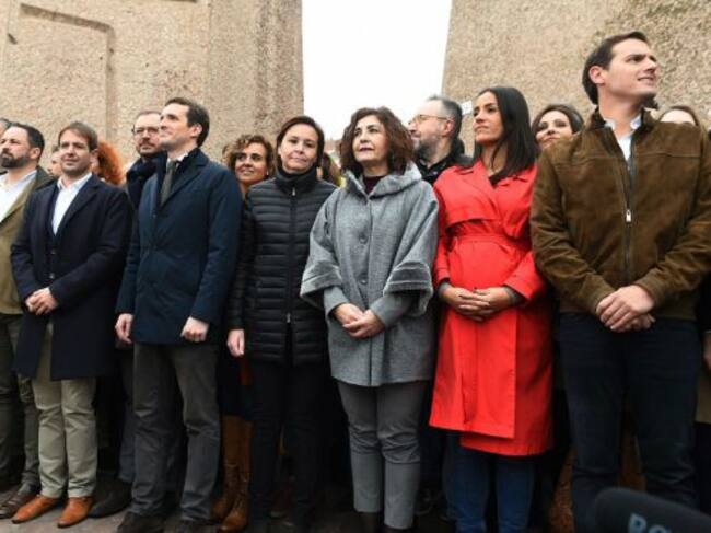 El presidente de VOX, Santiago Abascal (2i), el líder del PP, Pablo Casado (4i), y el líder de Ciudadanos, Albert Rivera (d), han posado junto a otras personalidades