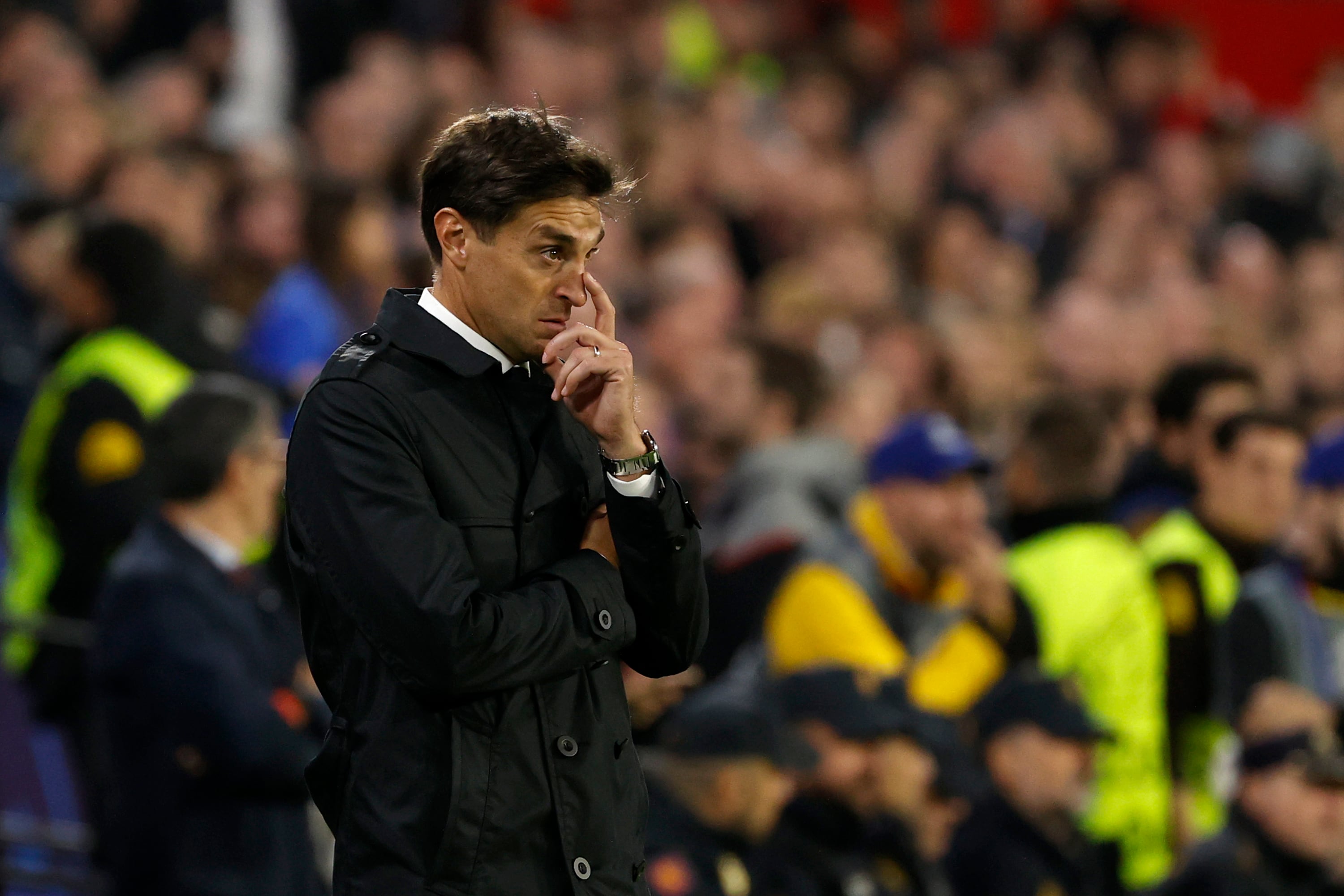 SEVILLA, 29/11/2023.- El entrenador del Sevilla, Diego Alonso, durante el partido de la fase de grupos de la Liga de Campeones que Sevilla FC y PSV Eindhoven disputan este miércoles en el estadio Ramón Sánchez-Pizjuán. EFE/Julio Muño
