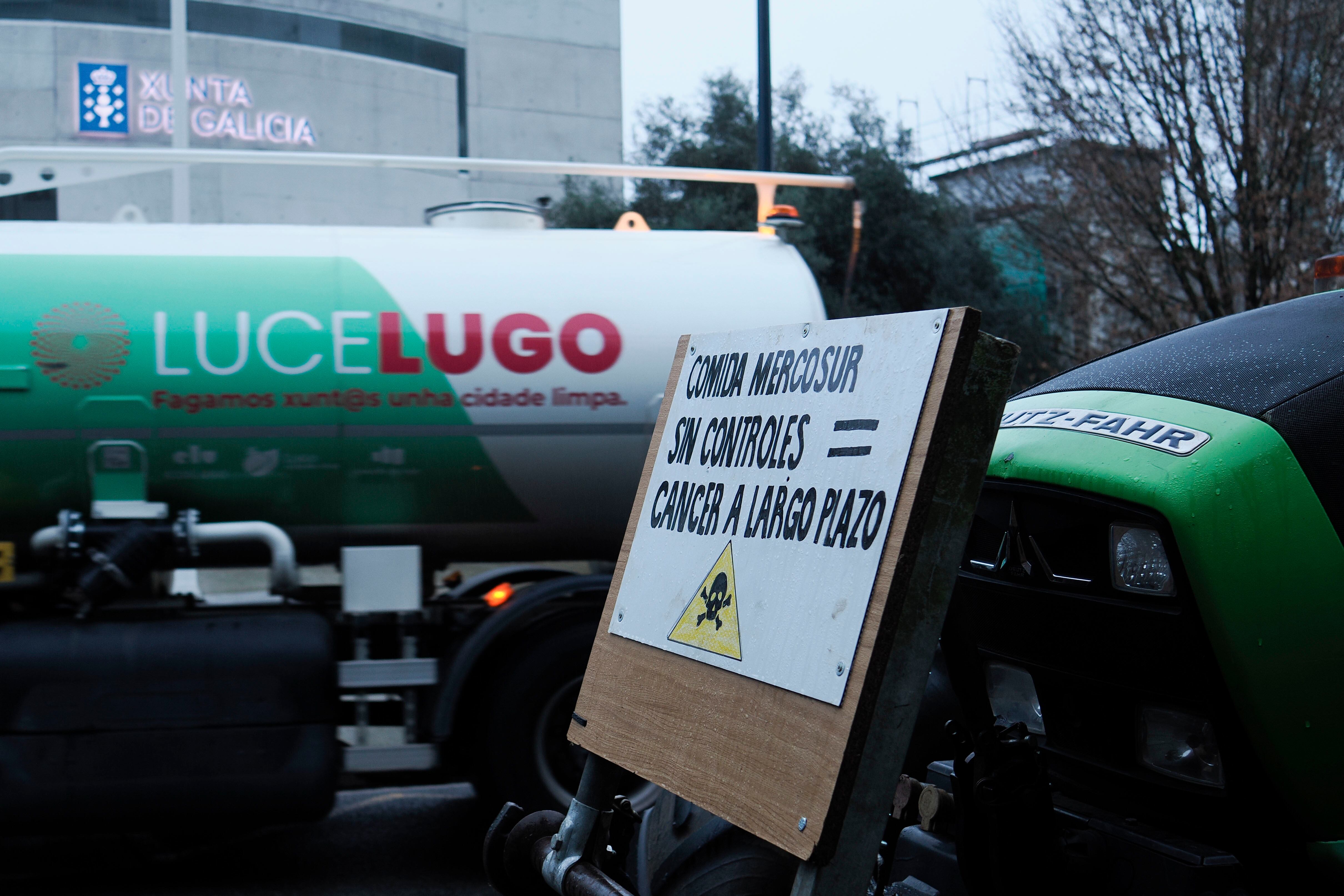 LUGO, 18/01/2026.- Lugo ha amanecido con los tractores aparacados junto a la muralla en protesta por el acuerdo de la Unión Europea con Mercosur. Junto a ellos las brasas de lo que fue la acción de anoche. Los ganaderos ofrecieron espetos de ternera y esta mañana los servicios de limpieza retiraban lo que quedaba de esas hogueras. EFE/Eliseo Trigo