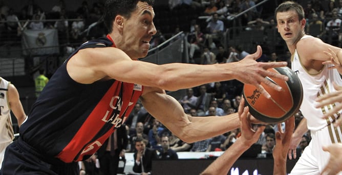 El pivot esloveno del Real Madrid Mirza Begic lucha por el balón con el base argentino del Caja Laboral, Pablo Prigioni, durante el primer partido de las semifinales de la liga ACB de baloncesto, esta noche en el Palacio de los Deportes de Madrid.