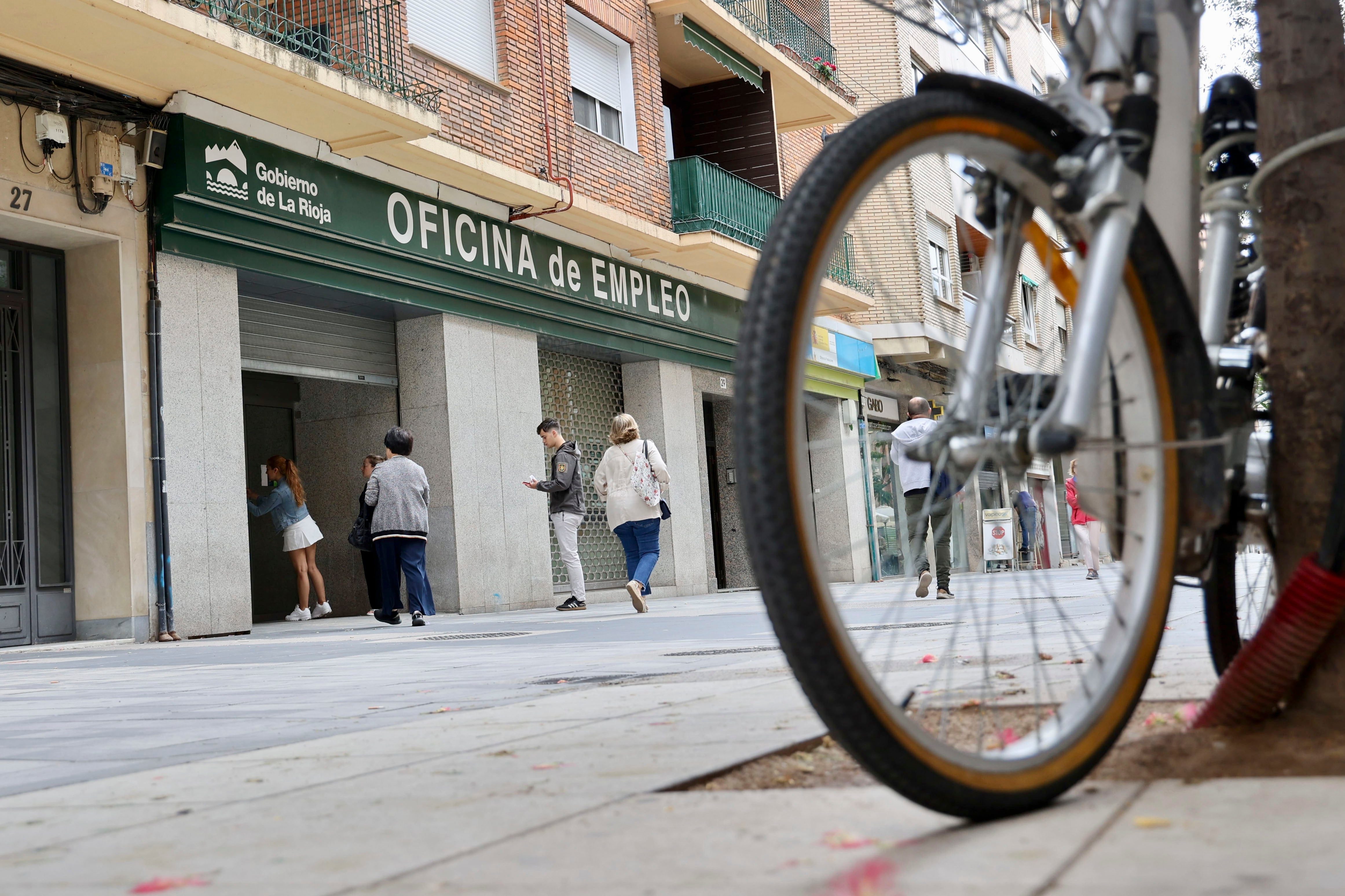 LOGROÑO, 02/07/2024.- El paro registrado en las Oficinas de Empleo de La Rioja ha bajado en 286 personas el pasado mes de junio, un 2,20 por ciento menos respecto al mes anterior, lo que situó la cifra total de desempleados en 12.686, según los datos publicados este martes por el Ministerio de Trabajo y Economía Social. Respecto a junio de 2023, el paro registrado en esta comunidad ha descendido en 676 personas, un 5,06 % menos, porcentaje superior a la media nacional, establecida en el -4,75 %. EFE/Raquel Manzanares
