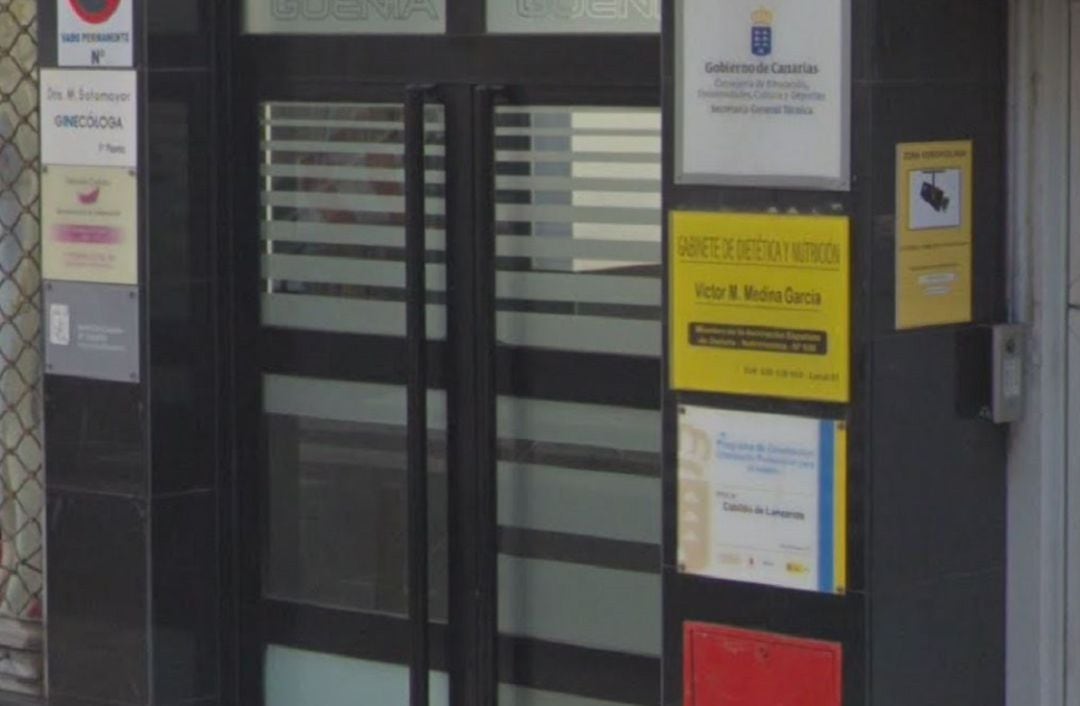 Acceso a la Dirección Insular de Educación en Arrecife.