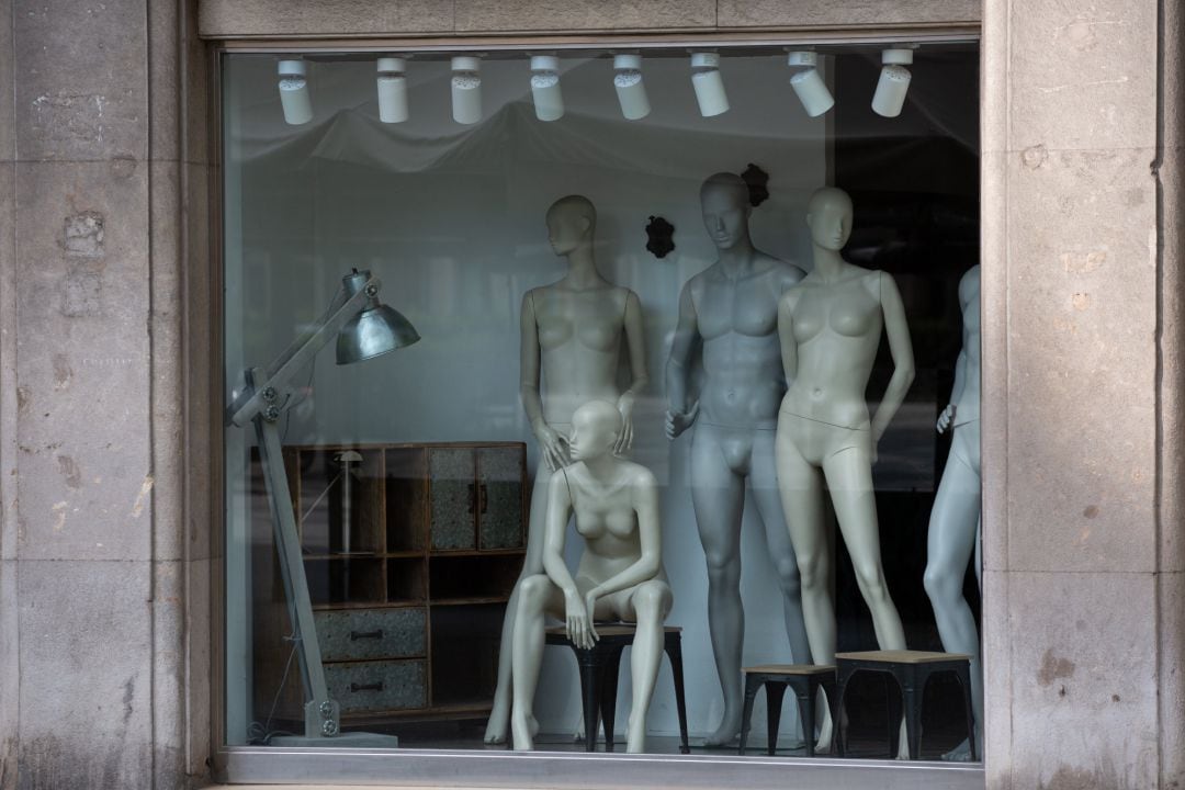 Escaparate de una tienda cerrada en Barcelona durante el estado de alarma a consecuencia de la crisis del coronavirus.