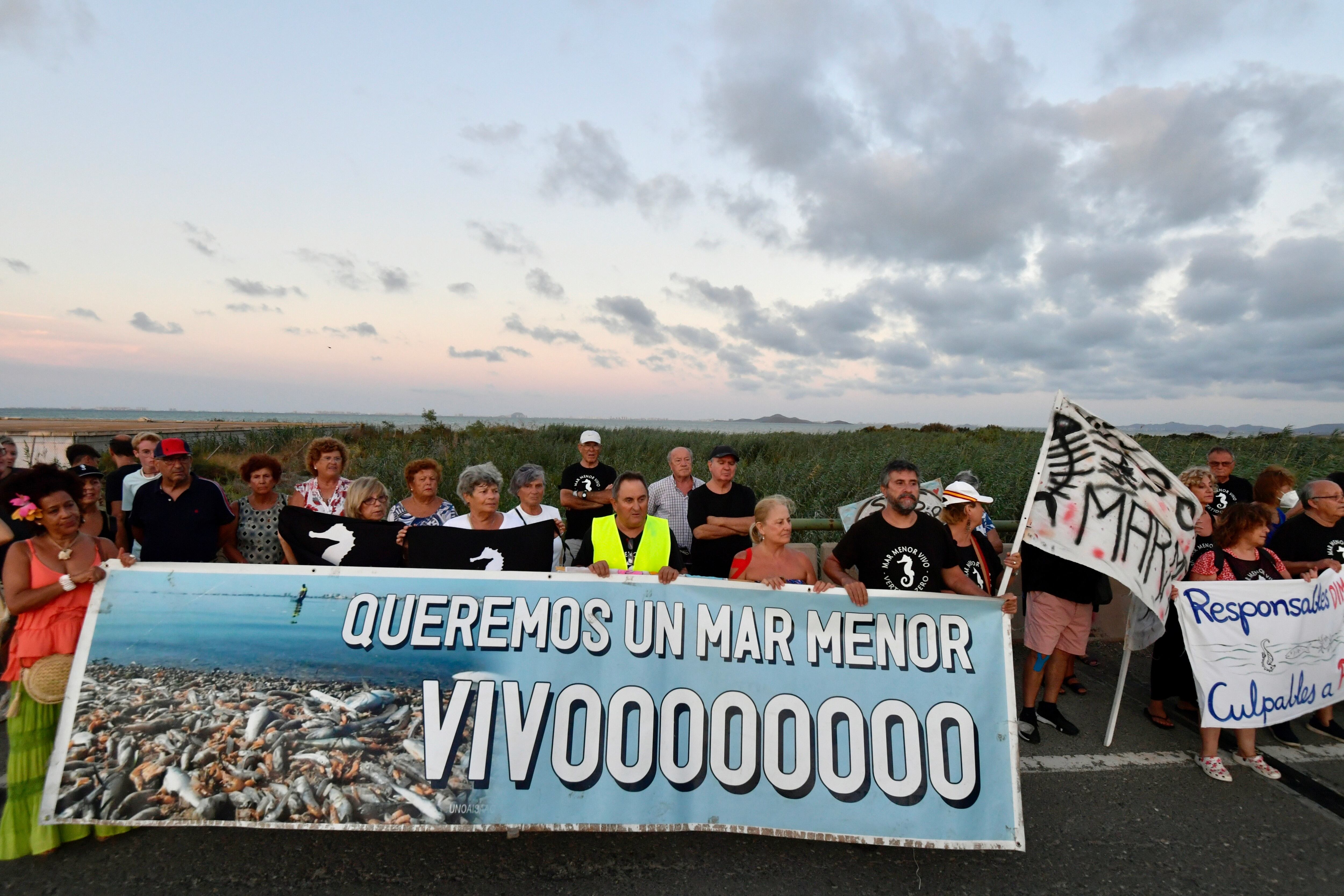 MUR01.MURCIA, 27/08/2022.- Los vecinos del Mar Menor, junto a diversos colectivos concienciados con el problema de contaminación y degradación del Mar Menor, han celebrado hoy sábado una manifestación en la Rambla del Albujón (Murcia), para denunciar la continua entrada de aguas contaminadas con diversos tóxicos, que se vierten de forma ilegal, incumpliendo el requerimiento de cese de vertidos emitido por Medio Ambiente desde 2018 a la Confederación Hidrográfica del Segura. EFE/Juan Carlos Caval
