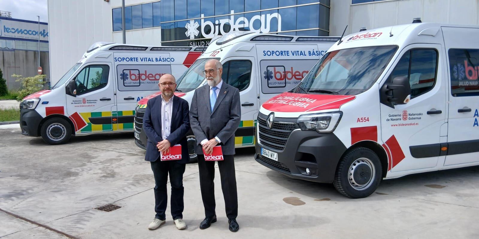 Alberto Lafuente, gerente de Bidean (izda.) y el consejero de Salud, Fernando Domínguez, en la presentación de la nueva empresa pública de transporte sanitario en Navarra, Bidean, cuyas instalaciones se encuentran en el polígono de Agustinos.